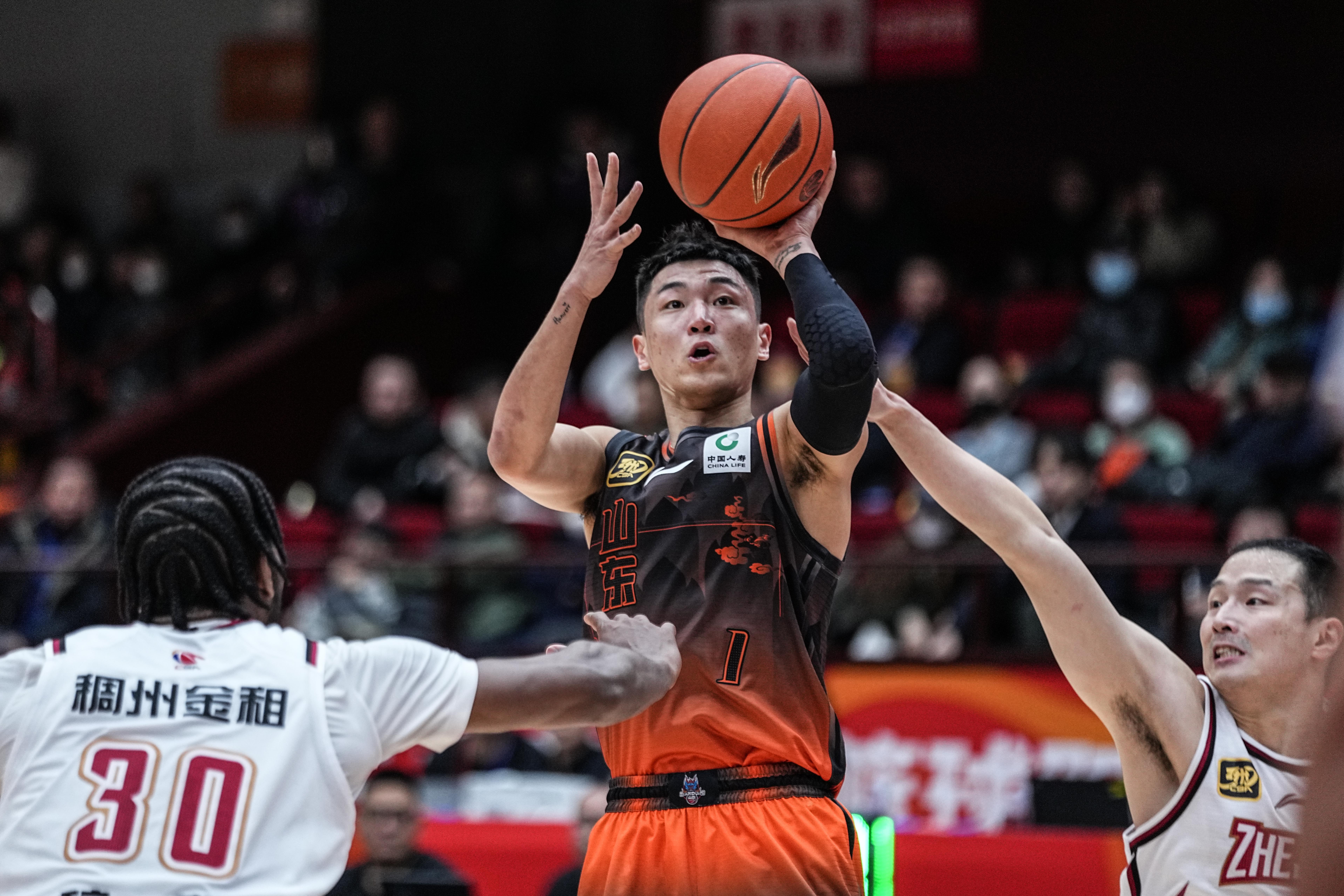 惊心动魄：球员斗志昂扬，全力争夺胜利